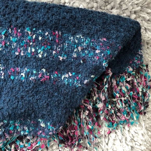 🆕New with tags FREE PEOPLE SNUGGLE TRIANGLE SCARF - Picture 7 of 9